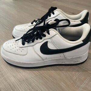 Nike White and Black Low-Top Sneakers
